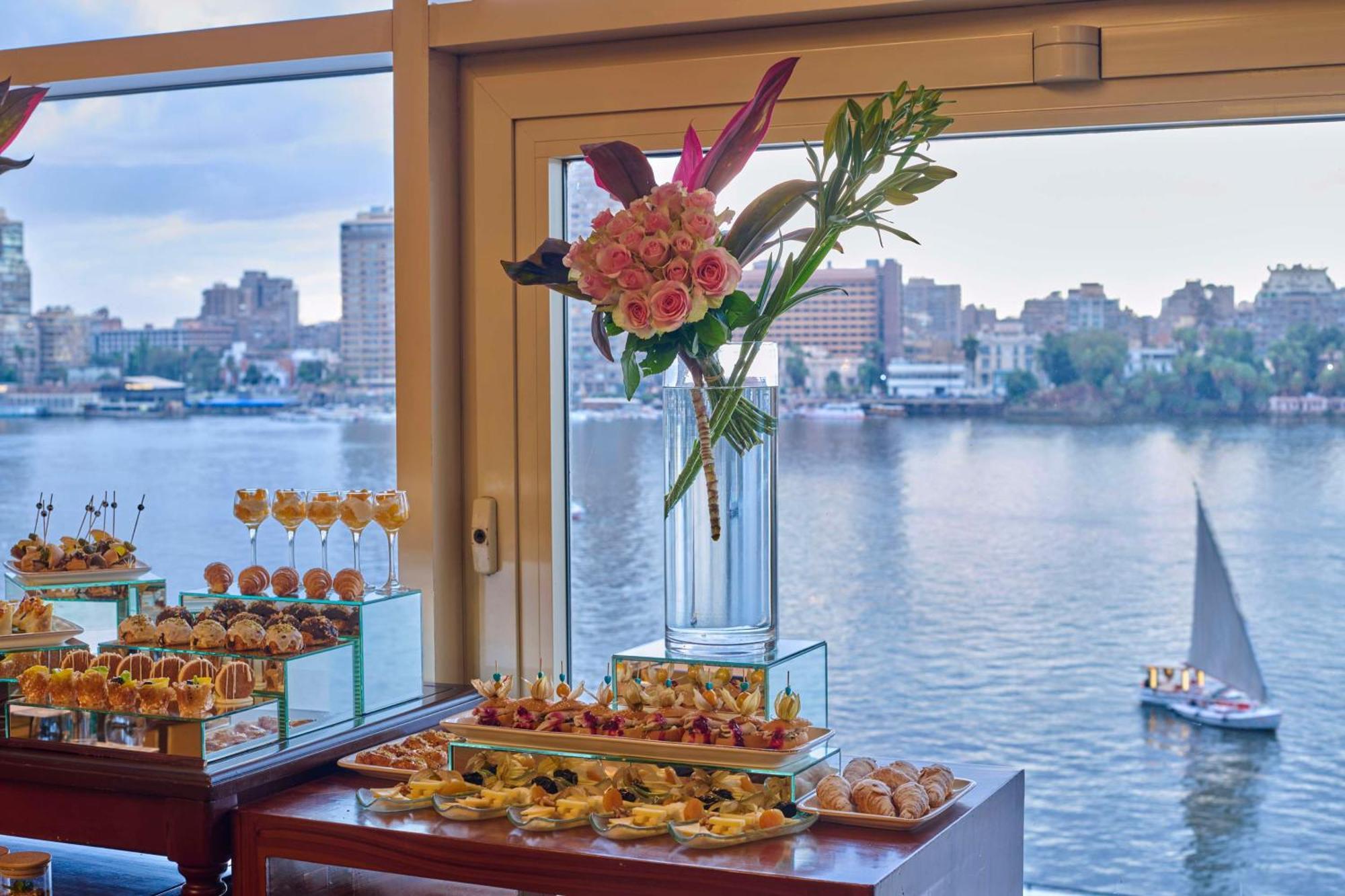 Hotel Hilton Cairo Grand Nile Exteriér fotografie The view from the restaurant