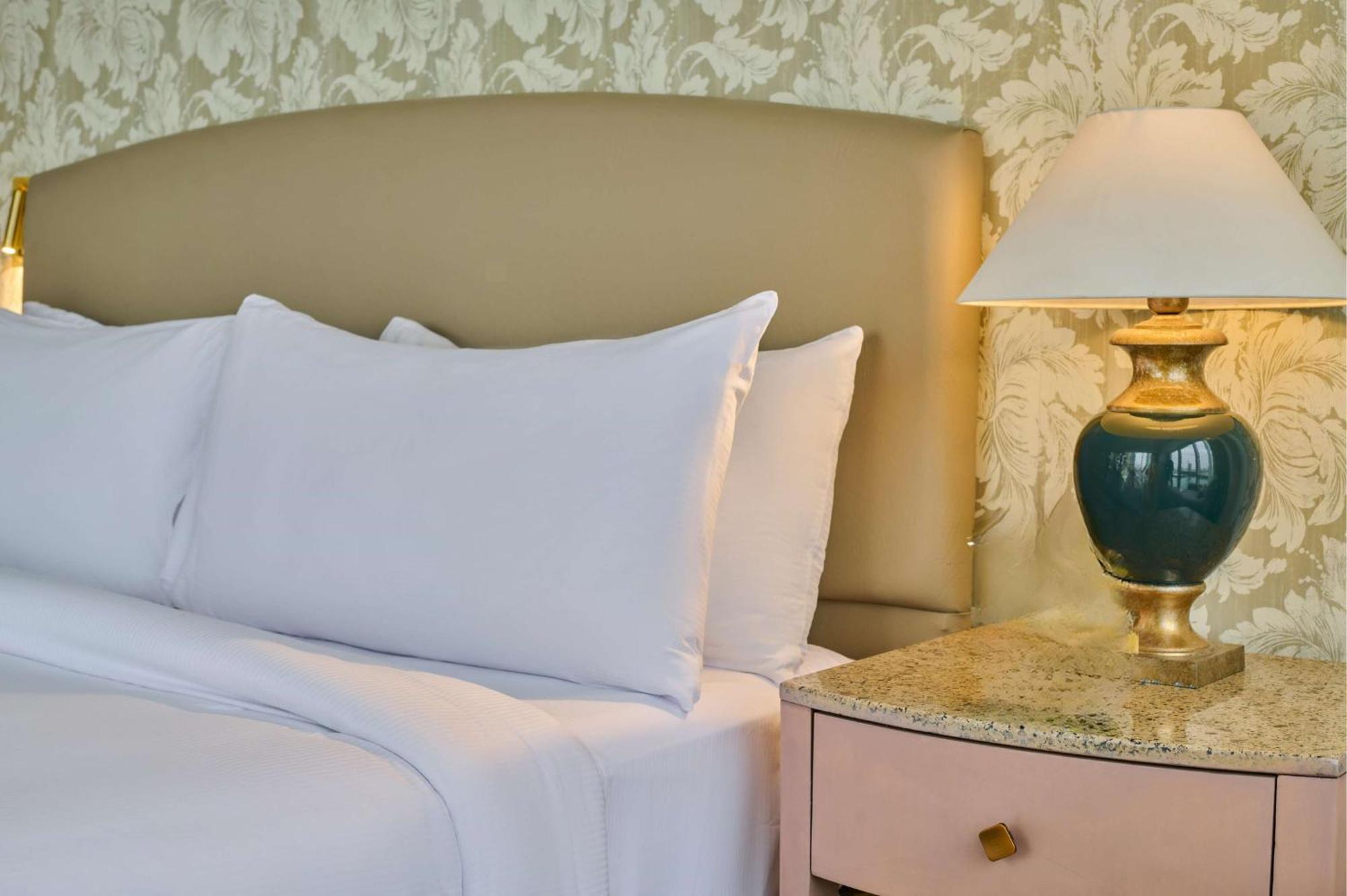 Hotel Hilton Cairo Grand Nile Exteriér fotografie A bed with two pillows